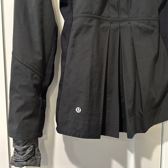 Lulu Lemon size 6 waterproof jacket - Picture 6 of 9
